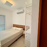 Apt Toninhas 4 Min A Pe Ate A Praia, Piscina, Churrasqueira E Ar Condicionado